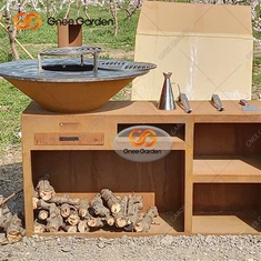 Outdoor-Grills aus Cortenstahl außerhalb von Brasero